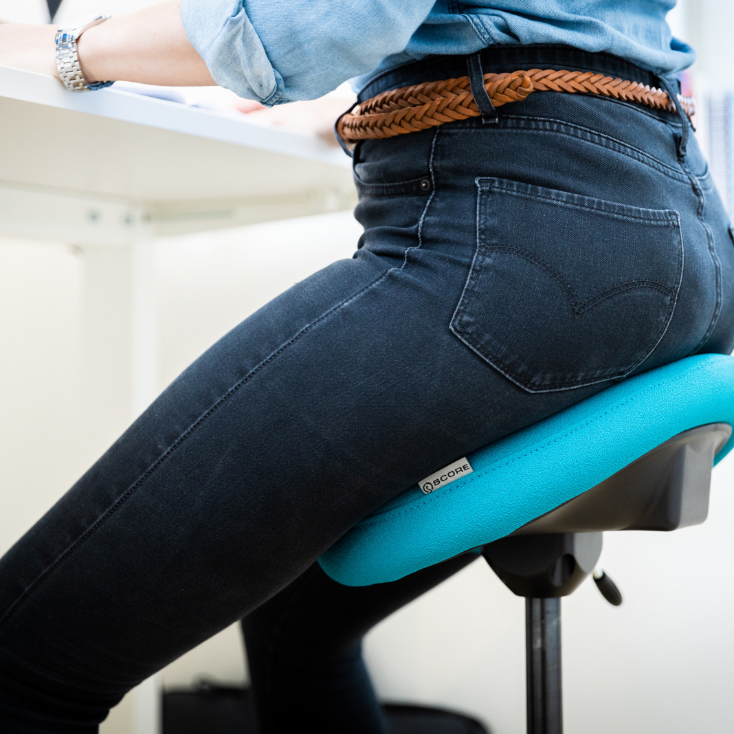 Score Polo Saddle Chair Amazone Flex Petrol Posture Close Up (1)