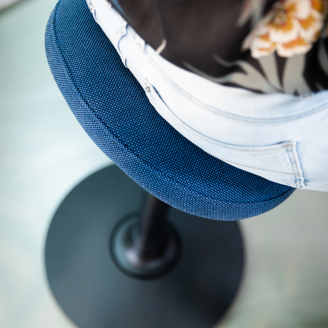 Score Polo Saddle Chair Blend Blue Detail Above